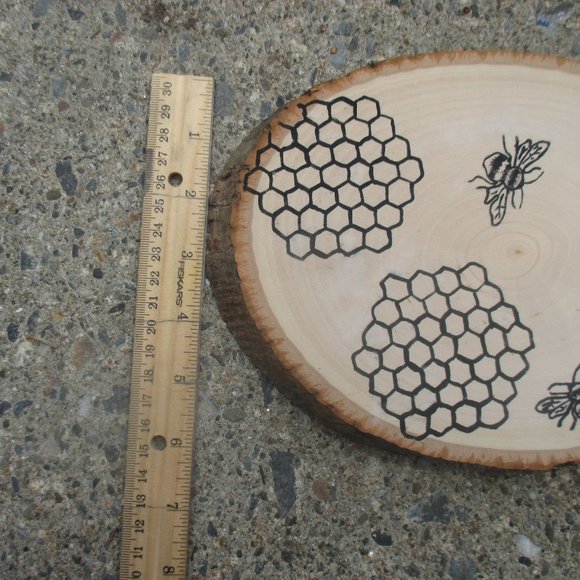 Hand painted honey bee wood slice - Picture 5 of 6